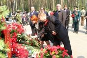Затем митинг с возложением венков и цветов прошел на мемориальном воинском захоронении «Раненый воин» Заельцовского кладбища