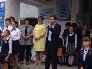 Депутат Владислав Люмин поздравил школьников