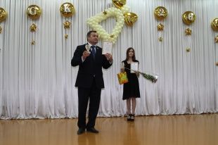 Депутат Совета депутатов города Новосибирска Сергей Бондаренко наградил лучших учеников детской школы искусств № 30