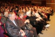 На округе №40 депутата Сергея Бондаренко был организован грандиозный праздничный  концерт. Пришли его посмотреть более 800 человек