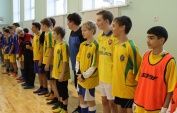 Юные футболисты предложили мэру Владимиру Городецкому немного с ними поиграть...