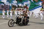Театрализованное шоу с флагами Новосибирска