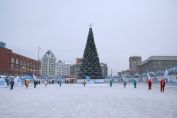 В этом году городские власти решили возродить утраченную было традицию – главная ёлка Новосибирска вновь установлена на площади Ленина