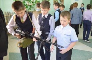 Депутат Сергей Кальченко посетил урок мужества в школе № 210