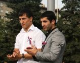 На площади им.Ленина флаг на флагштоке подняли именитые спортсмены Роман Власов и Миша Алоян