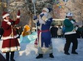 Вместе с артистами горожан приветствовал и Дед Мороз