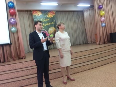 Депутаты горсовета поздравили педагогов с Днем учителя 