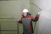 Надежда Булова спускается в тоннель для осмотра строящейся станции метро "Золотая нива"