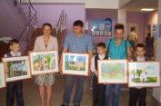 Свои рисунки в дар бассейну принесли юные жители Советского района