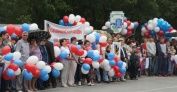 По Красному проспекту прошло праздничное шествие представителей различных учреждений Новосибирска – районных администраций,..