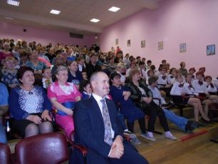 В школах округа №22 депутата Дмитрия Червова за отличную учебу детей поощряют денежными премиями