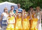 1 июня депутат округа №22 Дмитрий Червов в ходе праздничного концерта подарил ребятам из вокального образцового ансамбля «Колокольчик» профессиональные микрофоны