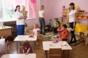 Самые первые воспитанники детского сада «Алёнка». Малыши привыкают к воспитателям и друг другу.